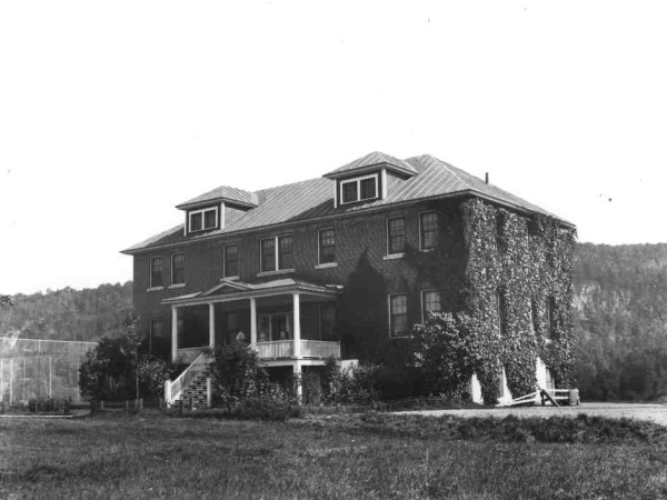 The Lewis Cottage in 1928.